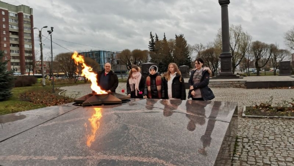 23 ноября воспитанники клуба "Патриот" возложили цветы к монументу "Вечный огонь"