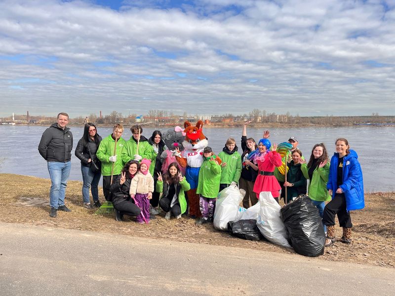 Участие в экологической акции по уборке территории вдоль реки Невы в посёлке Саперный