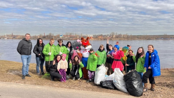 Участие в экологической акции по уборке территории вдоль реки Невы в посёлке Саперный
