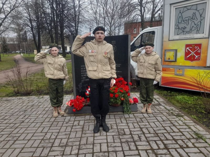Возложение цветов к памятнику ликвидаторов аварии на Чернобльской АЭС.