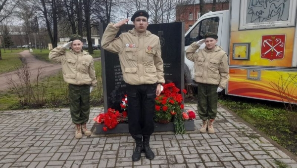 Возложение цветов к памятнику ликвидаторов аварии на Чернобльской АЭС.