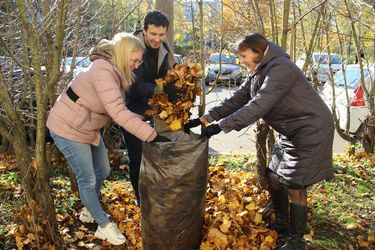Уборка листьев на внутриквартальной территории ул. Веры Слуцкой